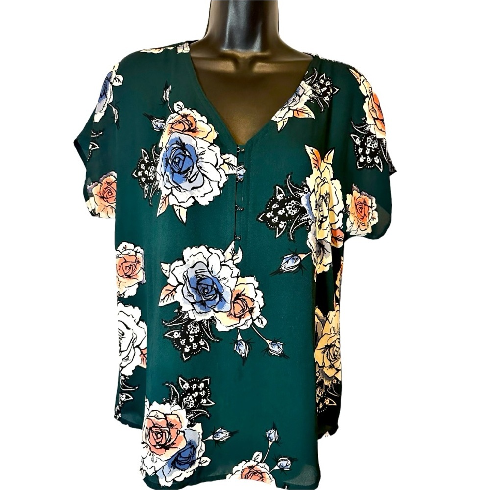 🔴$1SALE$EUC Maurice’s size small dark green floral blouse
